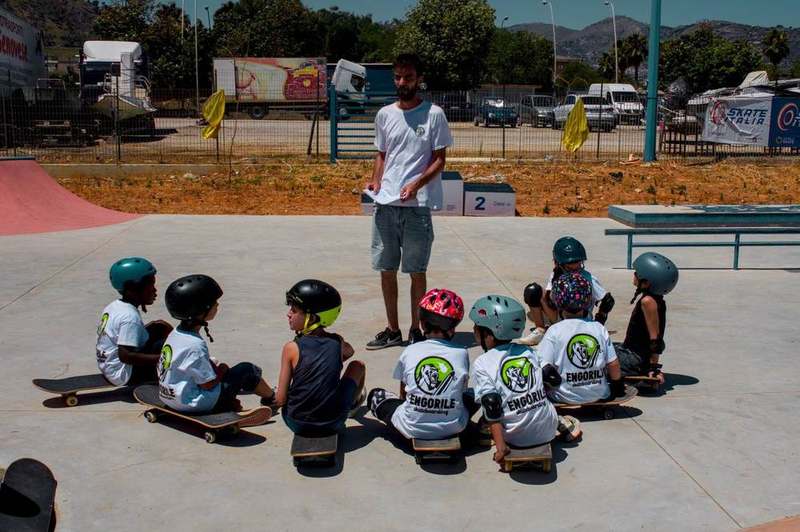 Lezione in cerchio, istruttore con bambini