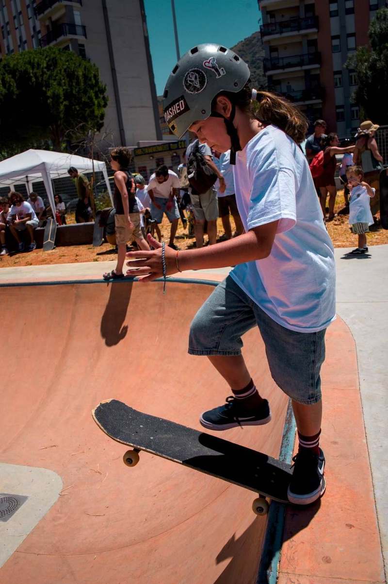 Ragazza sul coping del bowl